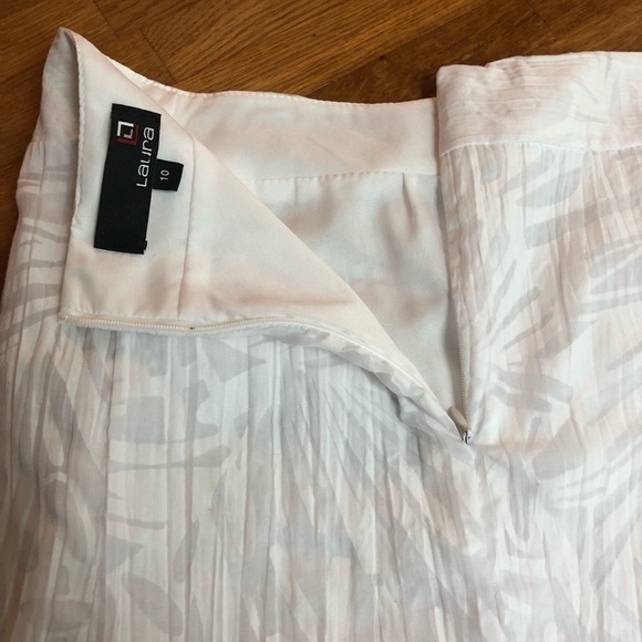 Laura White Skirt With Leaves Pattern Size 10 - Picture 3 of 10